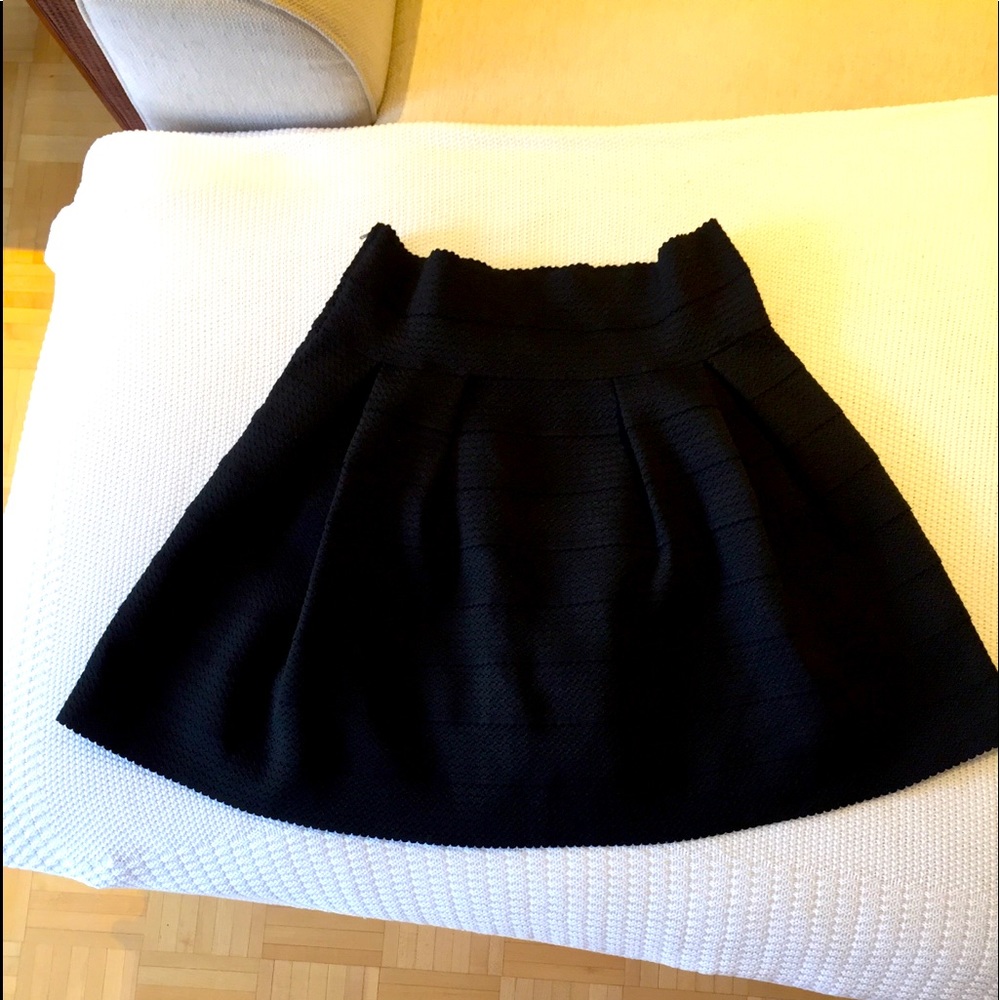 H&M skirt with side zipper in excellent condition